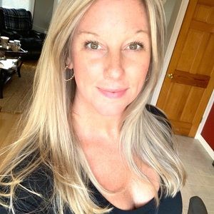 📸 MEET YOUR SELLER -  Haley, 37, 🚺, RN, w/ lots of hobbies & interests!